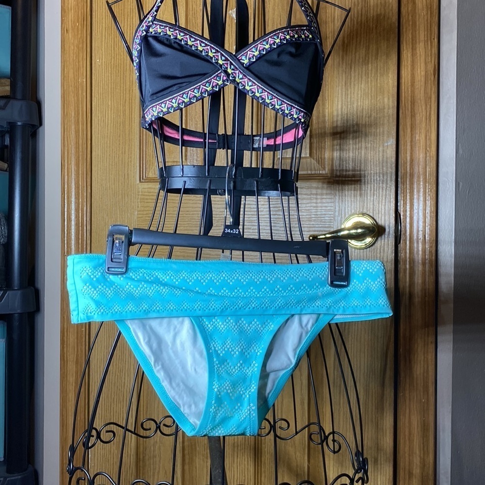 Victoria’s Secret pink bikini top🏖 - Picture 1 of 5